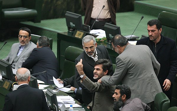 توهین نماینده تهران درصحن علنی مجلس به مشاور رئیس جمهور