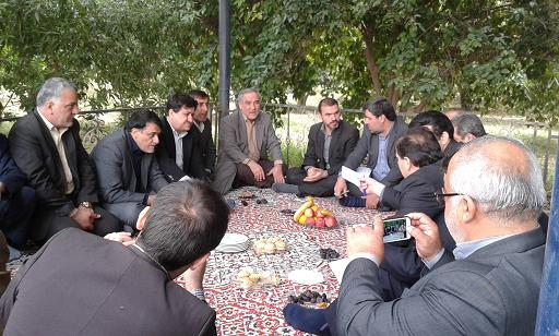 مضیف مقتدایی زیرآلاچیق پاییزی شوش / اخذ تصمیماتی که قهوه تلخ دست ساز را به کام صنعت گران بومی شیرین کرد