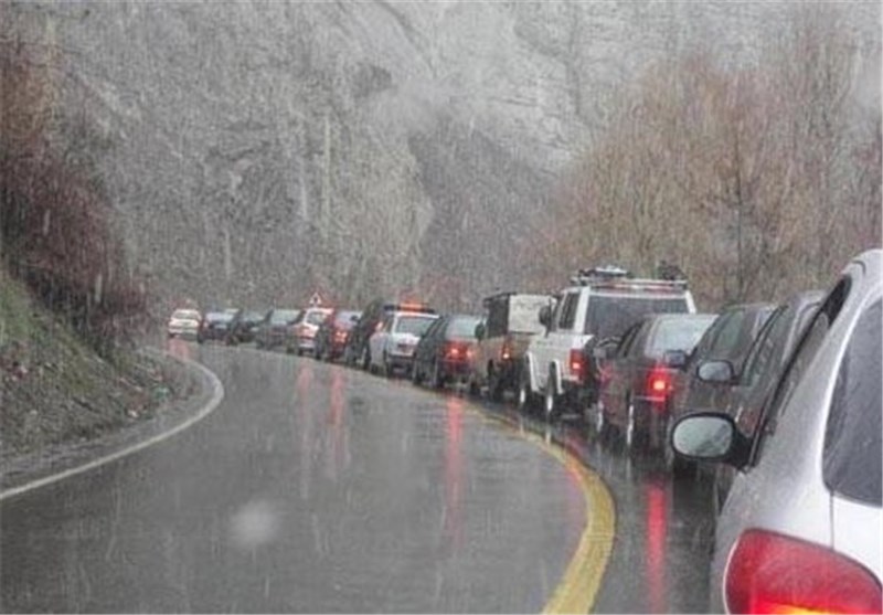 برف و باران در جاده‌های ۱۳ استان کشور