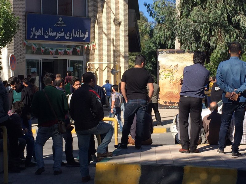 بازار نادری اهواز در اعتراض به دستفروشان تعطیل شد/تجمع کسبه بازار نادر برابر فرمانداری اهواز
