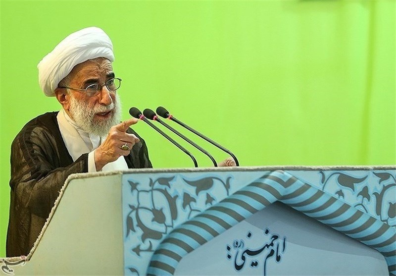 کسانی که به حصر سران فتنه اعتراض می‌کنند با مردم نیستن