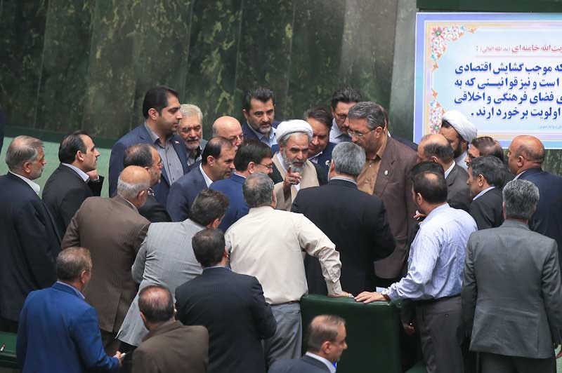 اهانت و بی احترامی به نمایندگان استان فارس در جلسه معارفه استاندار
