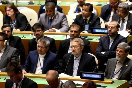 لاریجانی:ملت ایران در موضوع هسته ای نشان داد که زور وقلدری سلاح کهنه و بی اثر است