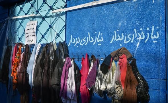 دیوار مهربانی با دستان مهربان کارکنان نفت در مسجدسلیمان راه اندازی شد