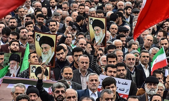 لحظه به لحظه با خبرنگاران آرانیوز با بزرگترین راهپیمایی مردم انقلابی سراسر کشور در حمایت از آرمان های انقلاب و اعلام برائت از فتنه گران / خیزش مردم علیه آشوبگران آغاز شد/ نباید به بیگانگان اجازه دخالت داد