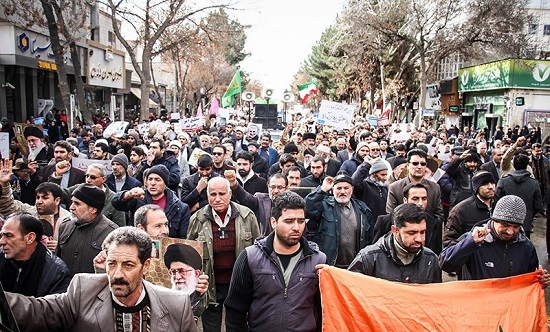 لحظه به لحظه با خبرنگاران آرانیوز با بزرگترین راهپیمایی مردم انقلابی سراسر کشور در حمایت از آرمان های انقلاب و اعلام برائت از فتنه گران / خیزش مردم علیه آشوبگران آغاز شد/ نباید به بیگانگان اجازه دخالت داد
