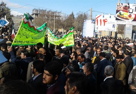 لحظه به لحظه با خبرنگاران آرانیوز با بزرگترین راهپیمایی مردم انقلابی سراسر کشور در حمایت از آرمان های انقلاب و اعلام برائت از فتنه گران / خیزش مردم علیه آشوبگران آغاز شد/ نباید به بیگانگان اجازه دخالت داد
