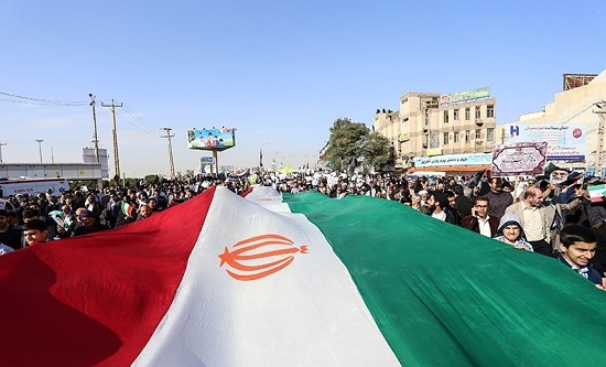 لحظه به لحظه با خبرنگاران آرانیوز با بزرگترین راهپیمایی مردم انقلابی سراسر کشور در حمایت از آرمان های انقلاب و اعلام برائت از فتنه گران / خیزش مردم علیه آشوبگران آغاز شد/ نباید به بیگانگان اجازه دخالت داد