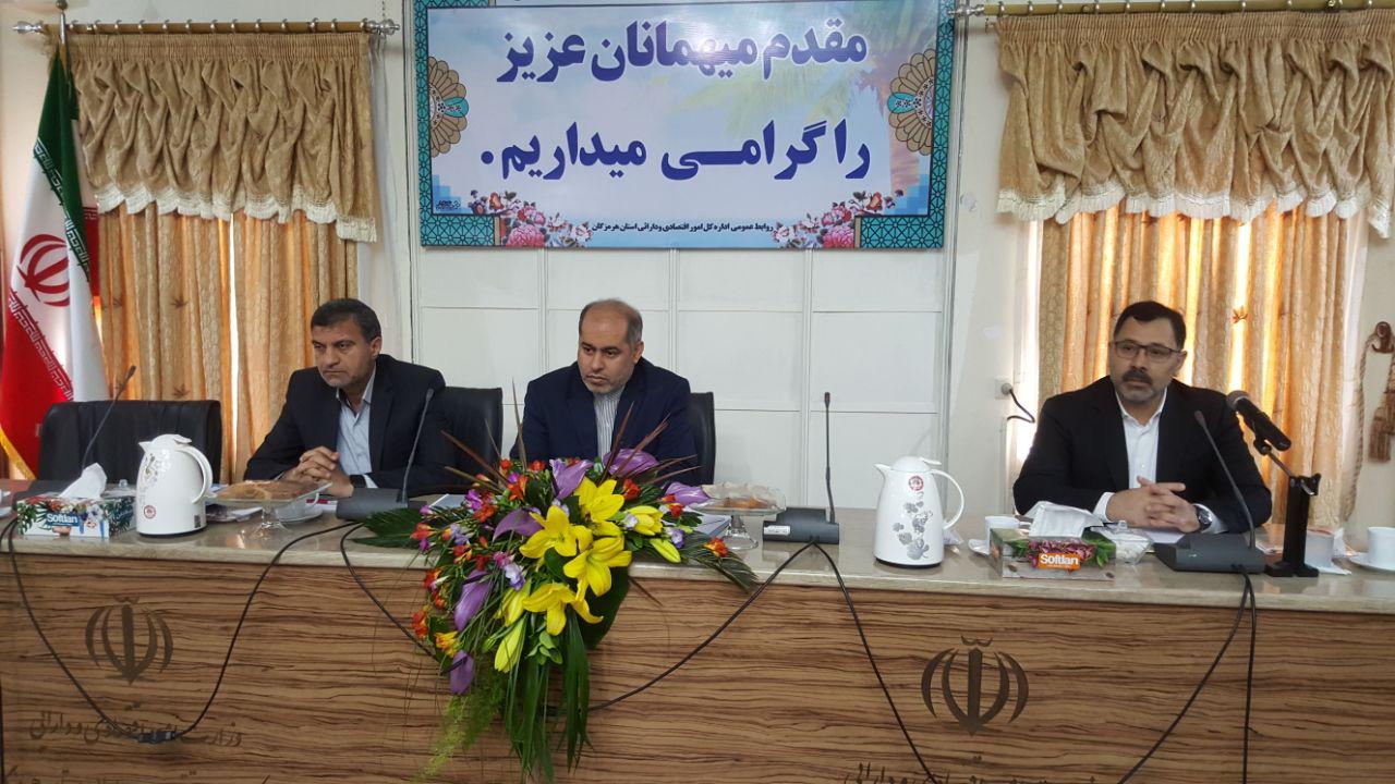 سفر استانی جلیلی معاون وزیر اقتصاد و دارائی به مهمترین بندر کرانه جزایر خلیج فارس و تنکه هرمز/جلیلی معاون وزیر اقتصاد و دارایی: عدم شفاف سازی اطلاعات، مجازات های جدی را در پی دارد/ قانون ارزش افزوده به نفع بخش خصوصی و مناطق کمتر توسعه یافته در حال اصلاح است/ فضای تعاملی که امروز وزارت اقتصاد در آن به سر می برد در راستای منویات مقام معظم رهبری است