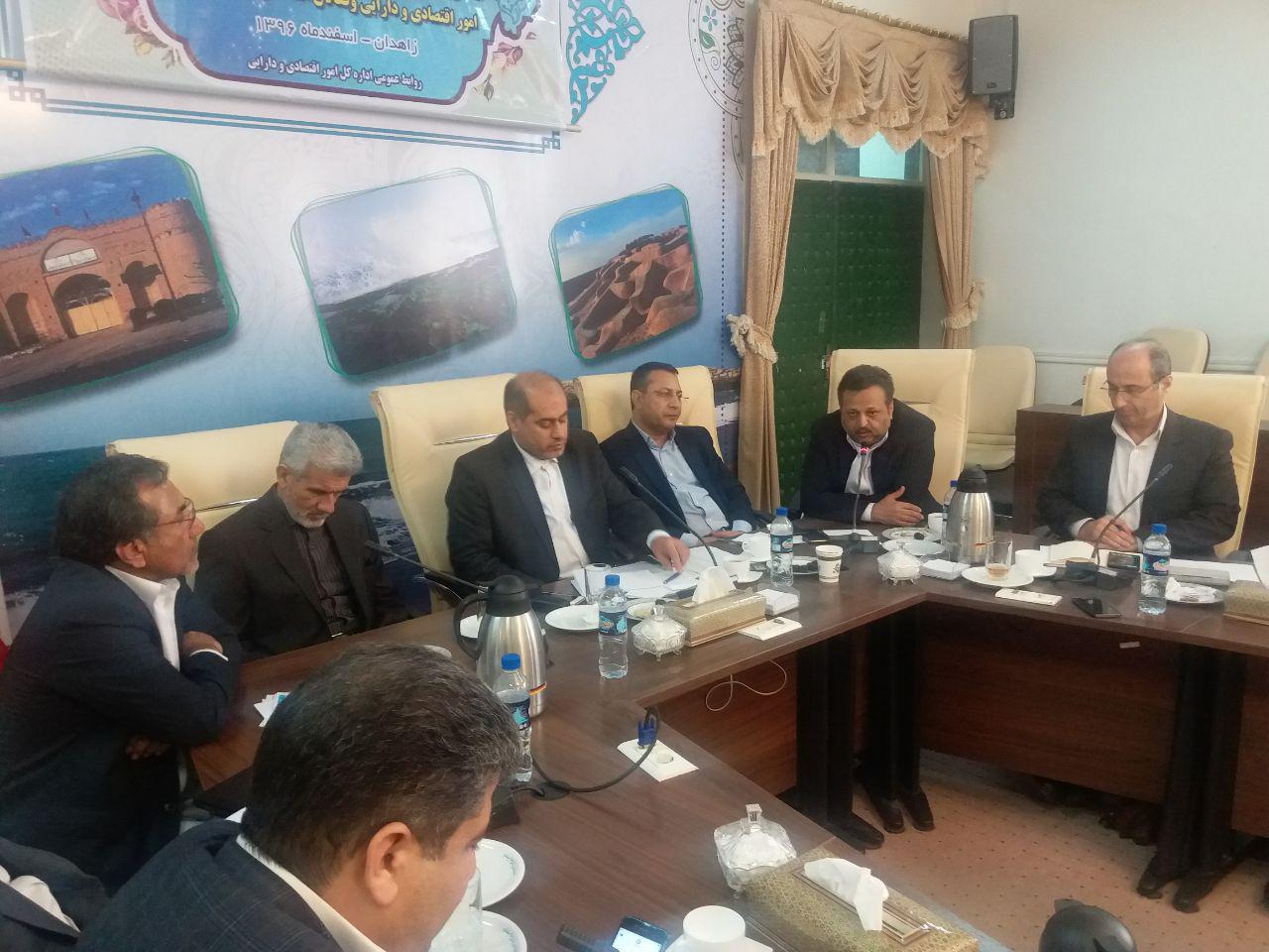 سفر استانی جلیلی معاون وزیر اقتصاد و دارایی به سواحل مکران شهر سوخته استان سیستان و بلوچستان/ جلیلی معاون وزیر اقتصاد:  در سیستان و بلوچستان بجز منطقه آزاد چابهار گرایش به ایجاد سرمایه گذاری کم دیده می شود/ تدوین سریع تر طرح آمایش سرزمینی در منطقه ضروری است/ نمایندگان مردم باید از وضعیت درآمدی و اقتصادی اطلاع داشته باشند/  محبی استاندار سیستان و بلوچستان: سهم مردم سیستان و بلوچستان از اقتصاد منطقه اندک است/ نقش اصلی در اقتصاد را مردم برعهده دارند/ دولت اقدامات خوبی برای رونق و توسعه استان در دستور کار دارد
