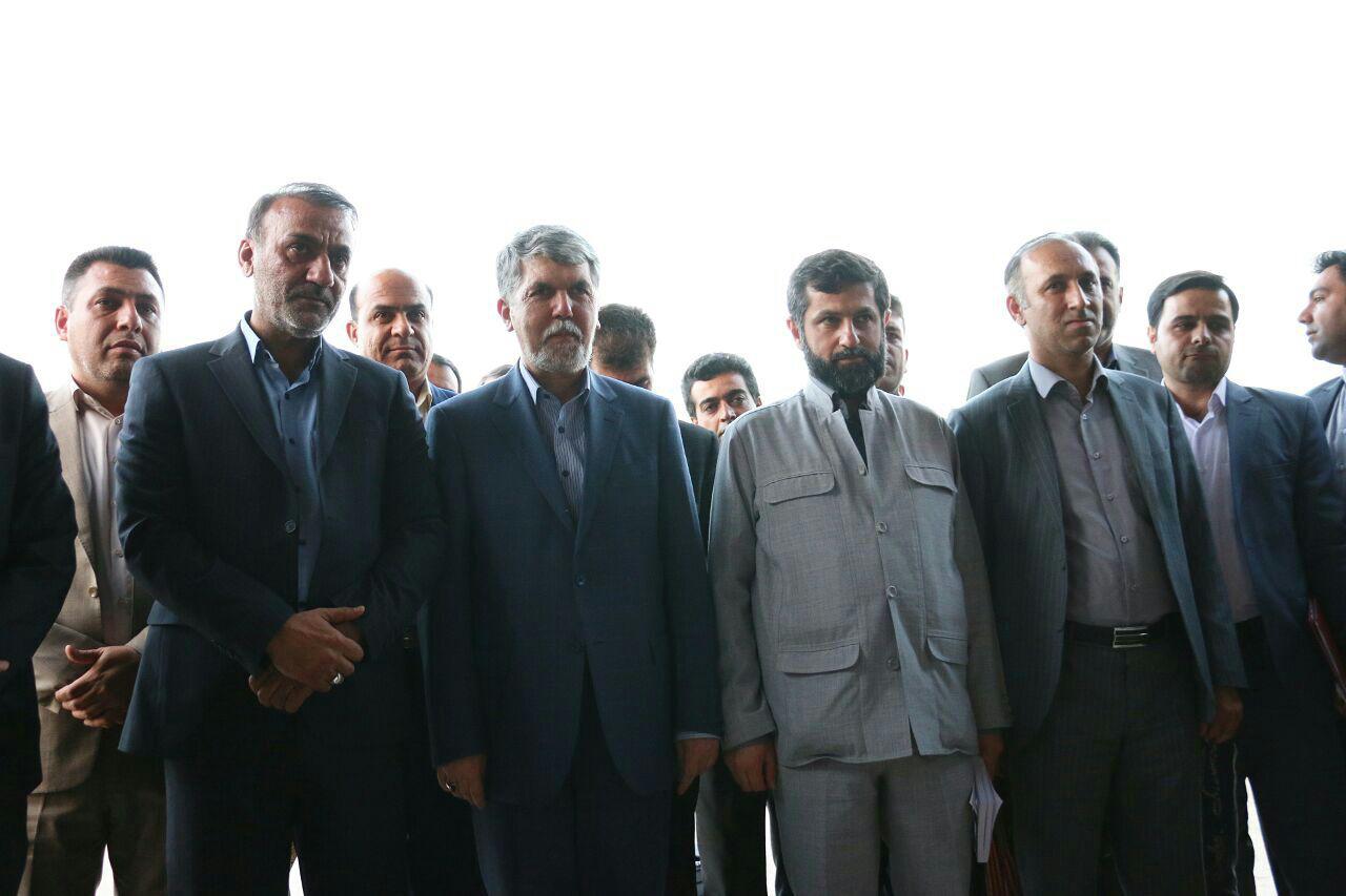 دکتر صالحی وزیر فرهنگ و ارشاد اسلامی در سفری سه روزه وارد استان خوزستان شد/ جوروند مدیرکل اداره ارشاد استان از وزیر فرهنگ و ارشاد استقابل کرد/ صالحی در گلزار شهدا و مزار شهید علی هاشمی حاضر می شود/ وزیر فرهنگ به شهرستان های آبادان، خرمشهر و شوشتر می رود/ صالحی با آیت الله موسوی جزایری نماینده ولی فقیه دیدار می کند