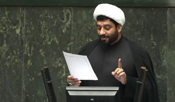 آغاز جلسه استیضاح وزیر راه/ کدام نمایندگان برای استیضاح آخوندی صحبت می‌کنند/ بیگی: وزارت راه آتش به خرمن اعتماد مردم نسبت به مسئولین انداخته/ اگر آخوندی هنر داشت در این پنج سال مسکن مهر را تمام می‌کرد/ آزادی‌خواه: در بارش‌های اخیر برف حتی یک مشت نمک در جاده‌ها نبود