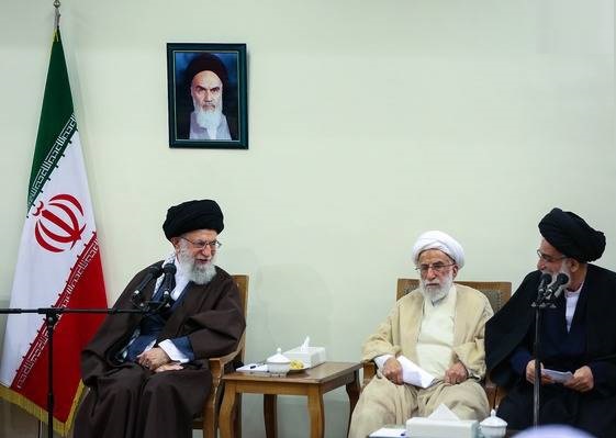 رهبر انقلاب در دیدار رئیس و اعضاء مجلس خبرگان:از مشکلات معیشتی مردم مطلعم/ معتقدیم هیچ مشکل حل‌نشدنی در کشور وجود ندارد/ در چند روز آینده در این زمینه با مردم صحبت خواهم کرد