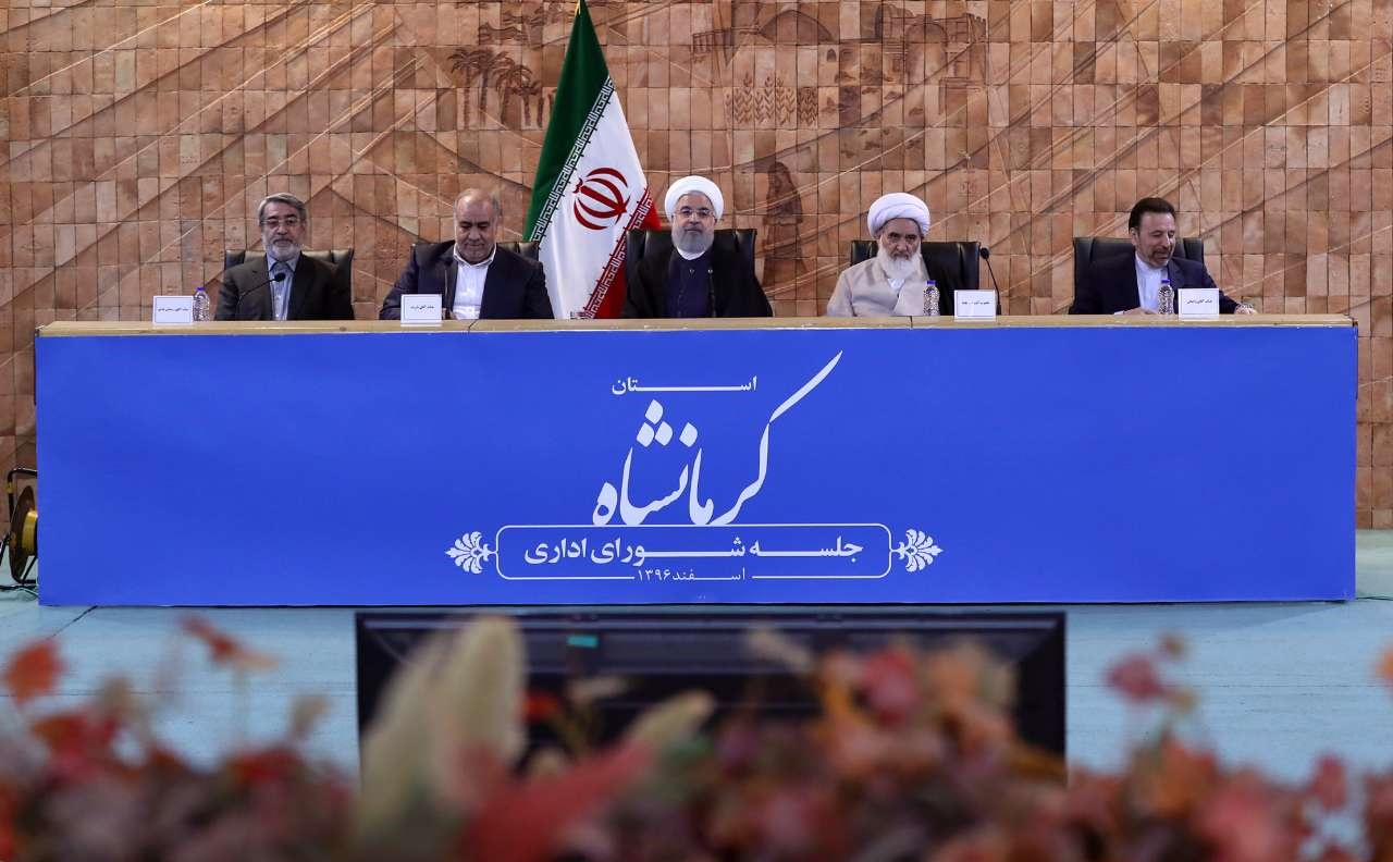رئیس جمهوری: 1077 میلیارد تومان برای توسعه کرمانشاه به تصویب رسید/ افتتاح راه‌آهن آرزوی دیرینه مردم استان کرمانشاه است/ رسیدگی به امور زلزله‌زدگان اولویت اصلی سفر به کرمانشاه است