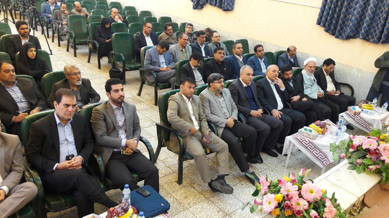 آغوش گرم گلباف کرمان از حسین زاده مدیرعامل، استاندار خوزستان و باشی زاده مدیریت بانک قرض الحسنه در کرمان/گل اقتصاد مقاومتی باز باغداری بانک رسالت و پیشتاز در حمایت از کارآفرینی در خوزستان/اینبار باشی زاده به آن سوی مرزها
