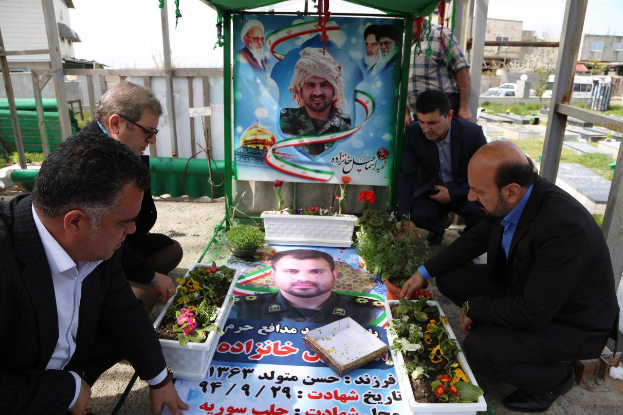 اقتدار خلیلی معاون مدیرعامل شرکت ملی نفت در ابتدای سال جدید شهدای مدافعان حرم مزین کردند/ خلیلی: همه مسئولین وظیفه داریم به خانواده های شهدا دینمان را ادا کنیم/ دیدار نوروزی خلیلی معاون وزیر، اسناوندی معاون امور پشتیبانی و مبینی ریاست مجمع با خانواده شهید مدافع حرم خانزاده و شهیدان محمدزاده سه شهیدی که جان خود را در راه انقلاب فدا کردند/ مدافعان حرم جان خود را در طبق اخلاص گذاشتند