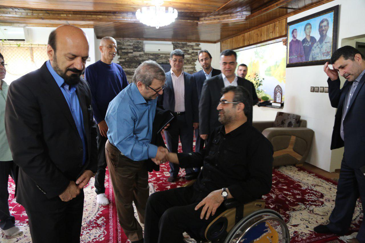 اقتدار خلیلی معاون مدیرعامل شرکت ملی نفت در ابتدای سال جدید شهدای مدافعان حرم مزین کردند/ خلیلی: همه مسئولین وظیفه داریم به خانواده های شهدا دینمان را ادا کنیم/ دیدار نوروزی خلیلی معاون وزیر، اسناوندی معاون امور پشتیبانی و مبینی ریاست مجمع با خانواده شهید مدافع حرم خانزاده و شهیدان محمدزاده سه شهیدی که جان خود را در راه انقلاب فدا کردند/ مدافعان حرم جان خود را در طبق اخلاص گذاشتند