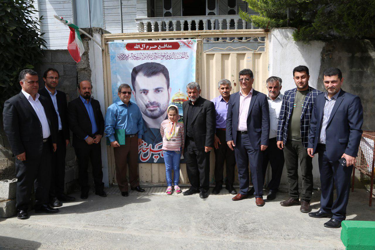 اقتدار خلیلی معاون مدیرعامل شرکت ملی نفت در ابتدای سال جدید شهدای مدافعان حرم مزین کردند/ خلیلی: همه مسئولین وظیفه داریم به خانواده های شهدا دینمان را ادا کنیم/ دیدار نوروزی خلیلی معاون وزیر، اسناوندی معاون امور پشتیبانی و مبینی ریاست مجمع با خانواده شهید مدافع حرم خانزاده و شهیدان محمدزاده سه شهیدی که جان خود را در راه انقلاب فدا کردند/ مدافعان حرم جان خود را در طبق اخلاص گذاشتند