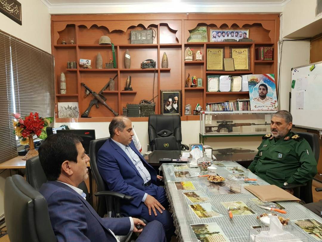 جلیلی معاون وزیر اقتصاد و دارائی و هیئت عمراه با فرمانده سپاه ولی عصر سردار شاهوارپور دیدار کرد/ استاندار خوزستان و حسین زاده، هاشمی زاده، عالمی نیسی معاونین استانداری و خدادادی مدیرکل جمعیت حلال احمر و همچنین جمعی از مسئولان استان با حضور جلیلی معاون وزیر اقتصاد و دارائی پیرامون زیرساخت های راهیان نور به تبادل اطلاعات پرداختند و تصمیمات مهمی در این زمینه اتخاذ شد