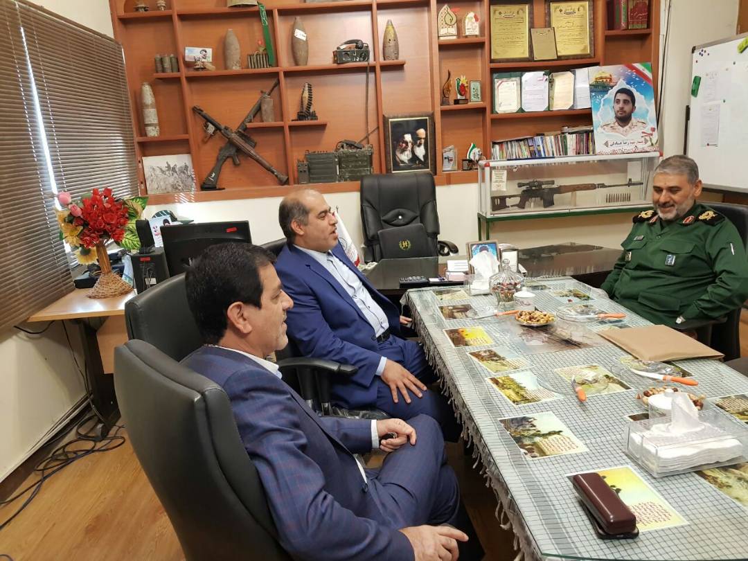 جلیلی معاون وزیر اقتصاد و دارائی و هیئت عمراه با فرمانده سپاه ولی عصر سردار شاهوارپور دیدار کرد/ استاندار خوزستان و حسین زاده، هاشمی زاده، عالمی نیسی معاونین استانداری و خدادادی مدیرکل جمعیت حلال احمر و همچنین جمعی از مسئولان استان با حضور جلیلی معاون وزیر اقتصاد و دارائی پیرامون زیرساخت های راهیان نور به تبادل اطلاعات پرداختند و تصمیمات مهمی در این زمینه اتخاذ شد