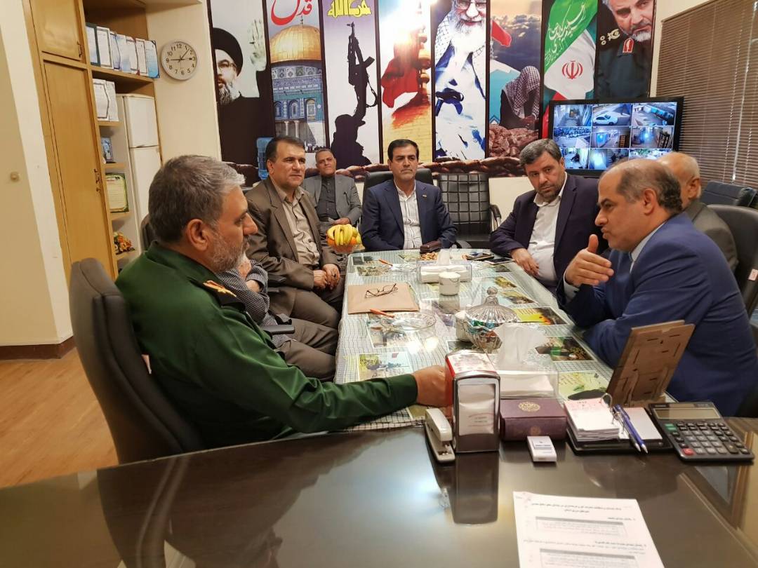 جلیلی معاون وزیر اقتصاد و دارائی و هیئت عمراه با فرمانده سپاه ولی عصر سردار شاهوارپور دیدار کرد/ استاندار خوزستان و حسین زاده، هاشمی زاده، عالمی نیسی معاونین استانداری و خدادادی مدیرکل جمعیت حلال احمر و همچنین جمعی از مسئولان استان با حضور جلیلی معاون وزیر اقتصاد و دارائی پیرامون زیرساخت های راهیان نور به تبادل اطلاعات پرداختند و تصمیمات مهمی در این زمینه اتخاذ شد