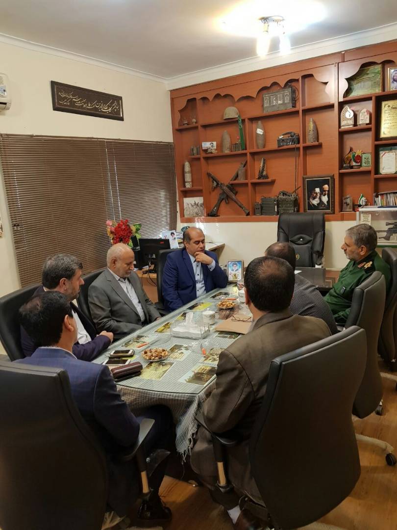 جلیلی معاون وزیر اقتصاد و دارائی و هیئت عمراه با فرمانده سپاه ولی عصر سردار شاهوارپور دیدار کرد/ استاندار خوزستان و حسین زاده، هاشمی زاده، عالمی نیسی معاونین استانداری و خدادادی مدیرکل جمعیت حلال احمر و همچنین جمعی از مسئولان استان با حضور جلیلی معاون وزیر اقتصاد و دارائی پیرامون زیرساخت های راهیان نور به تبادل اطلاعات پرداختند و تصمیمات مهمی در این زمینه اتخاذ شد