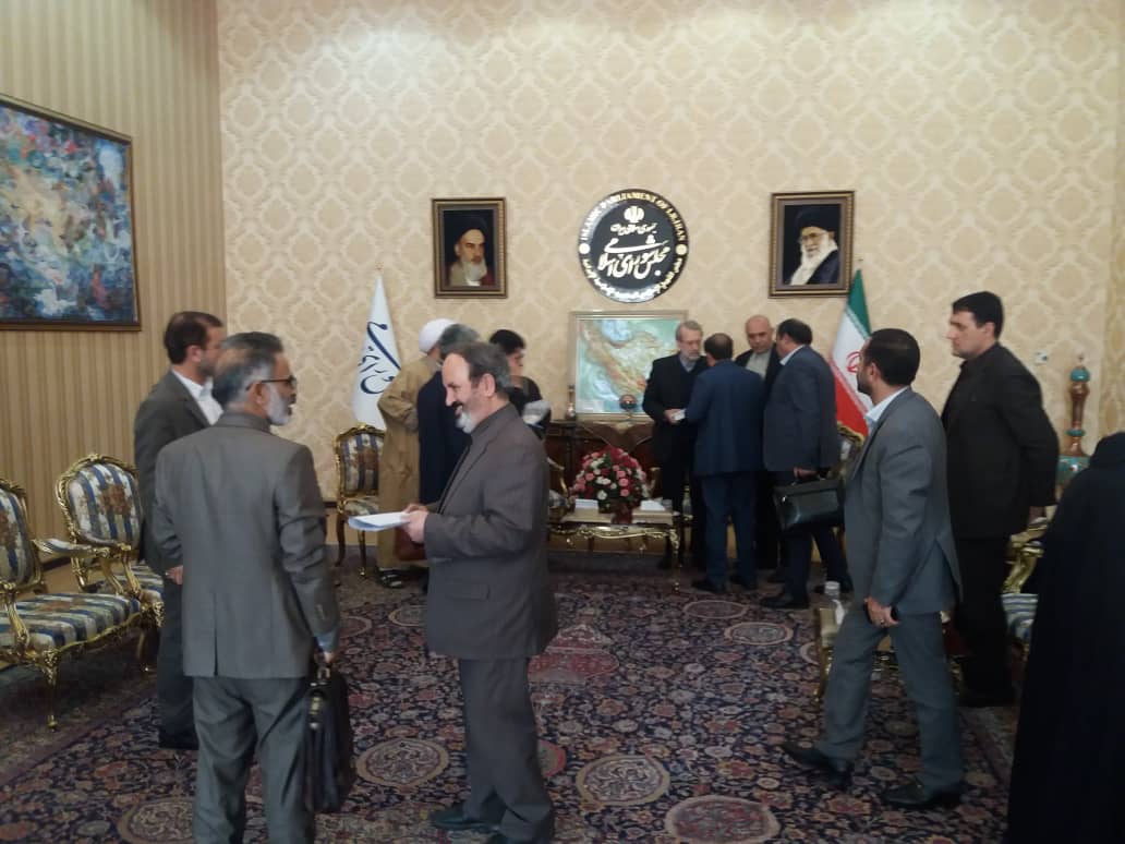 ساعدی رئیس مجمع نمایندگان:لاریجانی در حلقه مخالفان انتقال آب کارون در مجلس/ نشست سرنوشت ساز و تاریخی مردم خوزستان، با حضور نمایندگان خبرگان رهبری و مجمع نمایندگان خوزستان و مجمع نمایندگان چهارمحال و بختیاری با لاریجانی رئیس مجلس و برخی وزرا در بهارستان برای مشکلات آبی و نجات کارون و انتقال آب کارون بررسی و راهکارهای خوبی ارائه شد/ فرصتی برای حل ابر چالش‌های آب و خشکسالی کشاورزان/ اقتدار نمایندگان خبرگان رهبری و مجمع نمایندگان برای مشکلات آبی خوزستان ادامه خواهد داشت/ چشم انداز روشنی در انتظار آب خوزستان/ ساعدی: کارنامه مردود وزارت نیرو در منابع آبی هنوز در استان خوزستان احاطه زد