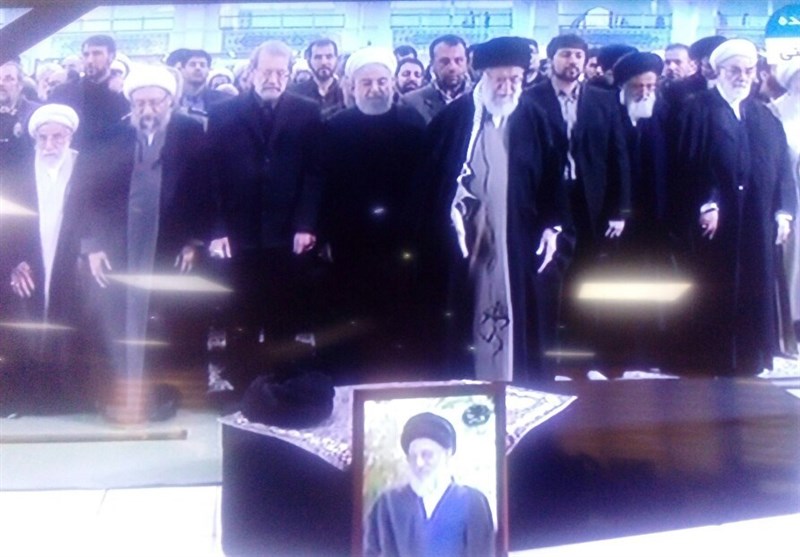 امام خامنه‌ای بر پیکر مرحوم آیت‌الله هاشمی‌‌شاهرودی نماز اقامه کردند/ انبوه مردم، رؤسای قوای سه‌گانه و مسئولان لشکری و کشوری در این مراسم حضور دارند