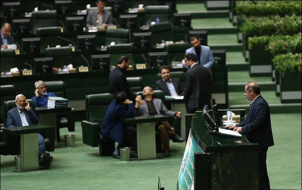 اقتدار جلیلی معاون وزیر اقتصاد و به عنوان نماینده دولت باز هم پشت تربیون مجلس/ تعیین مجازات شدید برای کسانی که اقدام به پولشیویی میکند نسبت به قانون قبل/ صویب مواد قانون پولشیویی در مجلس/ جلیلی معاون وزیر چشم راست کرباسیان وزیر اقتصاد ودارایی