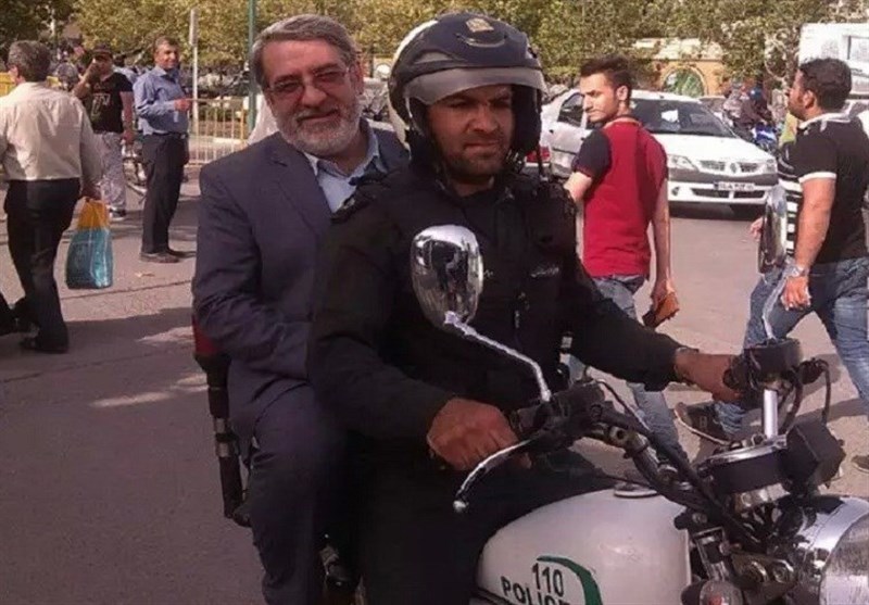 همه مسئولانی که موتور سوار می‌شوند اما بدون کلاه! +عکس