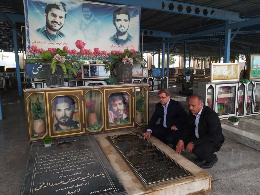 حضور خلیلی معاون مدیر عامل شرکت ملی نفت ایران و آزاده هشت سال دفاع مقدس جهت تجدید میثاق با شهدا و آرمانهای انقلاب در اولین بهار علوی با زیارت شهدای ٨سال دفاع مقدس و مدافعین حرم مزین شد/ خوزستان پایتخت ۸ سال دفاع مقدس و قدم به قدم ایران مدیون خون شهداست/ ملت ایران در ادامه راه شهدا هیچ تردیدی ندارند/ خدمت به خانواده شهیدا همان خدمت به شهدا است و کسانی که به خانواده شهدا خدمت می کنند در پیشگاه خداوند از پاداشی مضاعف برخورد دارند چرا که امنیت و آرامش که هم اکنون در جامعه است مرهون جانفشانی های شهدا و پیروی مردم از فرمایشات ولی فقیه است