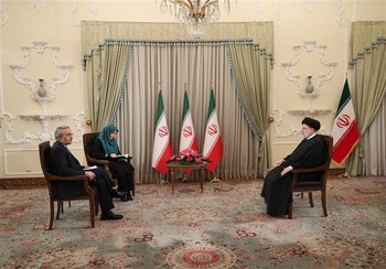 رئیسی: بنای دولت بر کنترل تورم است /بهترین تبیین&zwnj;کننده خط امام(ره)، رهبر انقلاب هستند/ باید با تحریم و تحریف مبارزه کرد/ در حال برقراری توازن برای روابط سیاسی هستیم/ مذاکره&zwnj;ای با آمریکا انجام نشده است/فردا تصمیمات بورسی دولت اعلام می&zwnj;شود