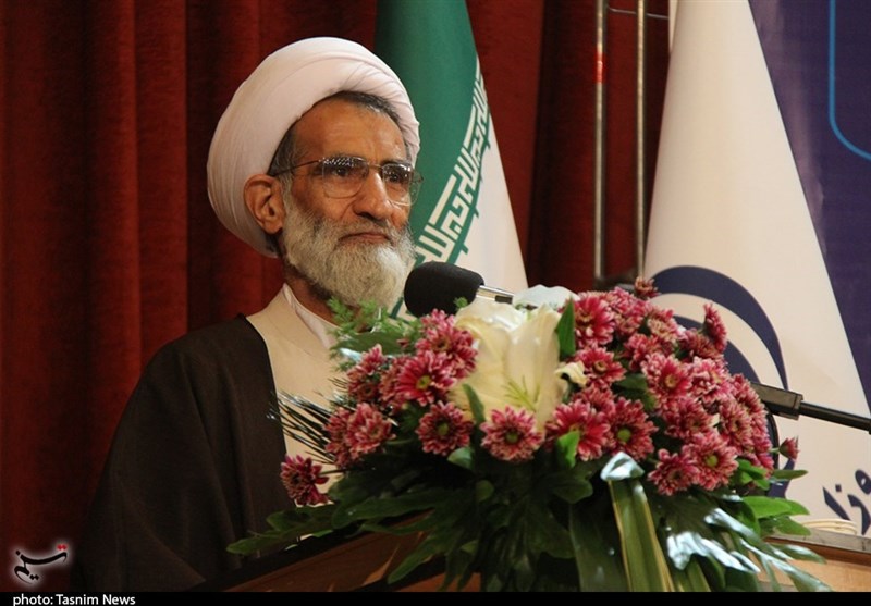 امام جمعه شهرکرد: باید محوریت کار فرهنگی تقویت ارزش&zwnj;های دینی باشد
