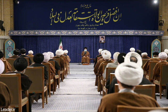 مروری بر بیانات مقام معظم رهبری در یک نگاه/رهبر معظم انقلاب:تصویب بودجه ای سنگین در مجلس برای جهاد تبیین غلط و بی نتیجه است