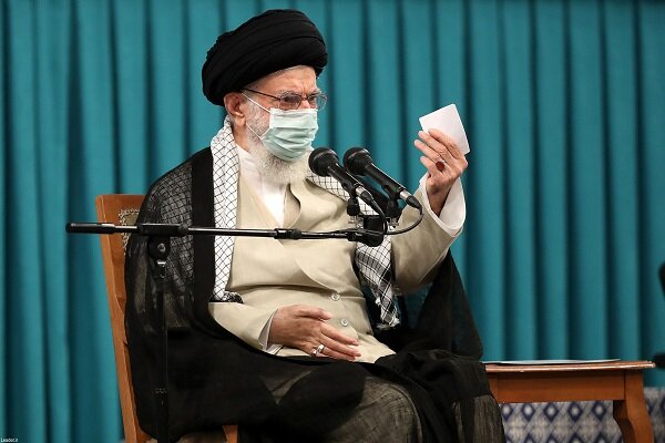 دقایقی پیش در تالار وحدت/تقریظ رهبری بر &laquo;تنها گریه کن&raquo; رونمایی شد/چشم و دل را شستشو دادم