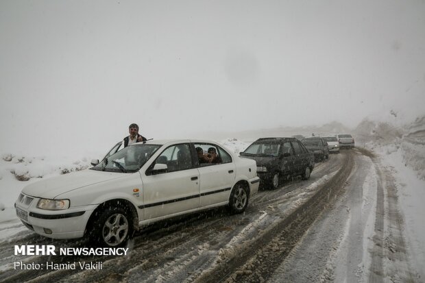 بارش برف و با کولاک در جاده های زنجان حاکم است