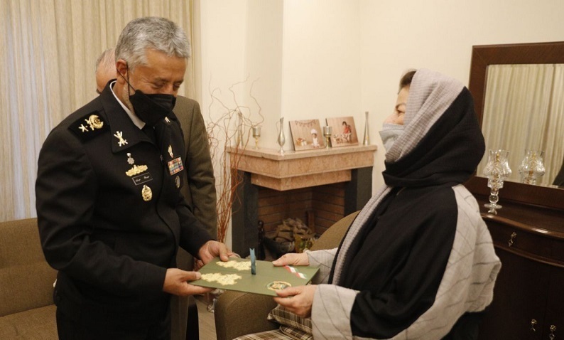 امیر دریادار سیاری با خانواده شهید محمد رضا مرادی دیدار کرد