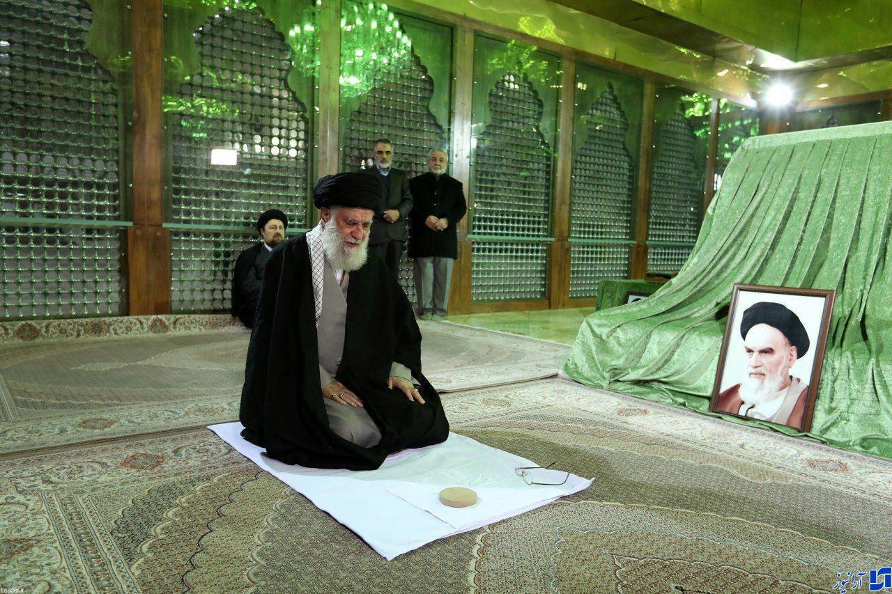 رهبر انقلاب در مرقد امام خمینی(ره) و گلزار شهدا حضور یافتند