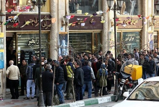 بانک مرکزی در حال تزریق دلار به صرافی های آزاد