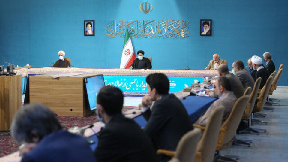 در نشست هم‌اندیشی با فعالان سیاسی			رئیسی: دولتها نباید اجازه داشته باشند بی‌حساب برای دولت بعد ایجاد دِین کنند