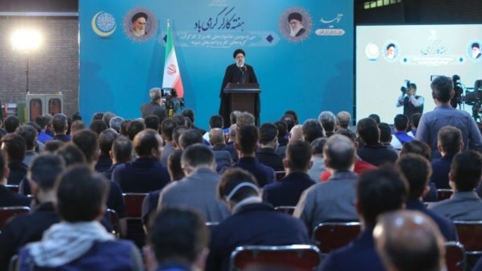 در مراسم تجلیل از الگوهای برتر جامعه کارگری			رئیسی: هیچ واحد تولیدی حق ندارد در پرداخت منظم و به موقع حقوق کارگران تعلل کند