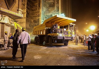 آوار برداری از ساختمان مترو پل در روز دوازدهم