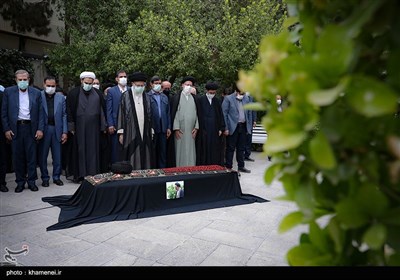 اقامه نماز رهبرمعظم انقلاب بر پیکر حجت‌‌‌الاسلام دعائی