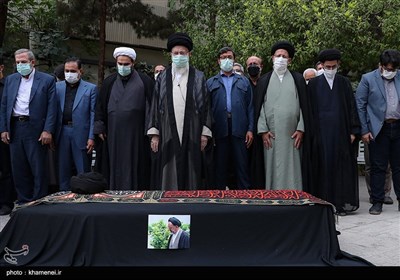اقامه نماز رهبرمعظم انقلاب بر پیکر حجت‌‌‌الاسلام دعائی
