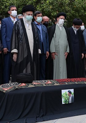 اقامه نماز رهبرمعظم انقلاب بر پیکر حجت‌‌‌الاسلام دعائی