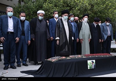 اقامه نماز رهبرمعظم انقلاب بر پیکر حجت‌‌‌الاسلام دعائی