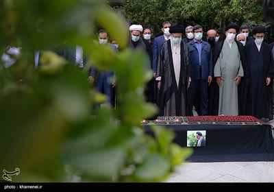 اقامه نماز رهبرمعظم انقلاب بر پیکر حجت‌‌‌الاسلام دعائی