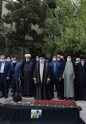 اقامه نماز رهبرمعظم انقلاب بر پیکر حجت‌‌‌الاسلام دعائی