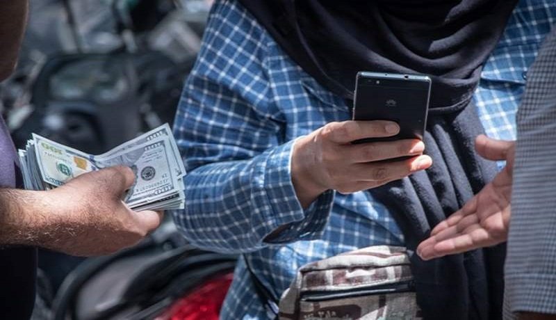 عقب‌نشینی دلار از قله قیمتی