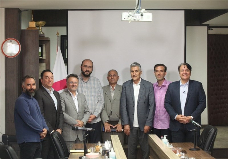 مدیر شبکه سه از گزارشگر پیشکسوت والیبال تقدیر کرد